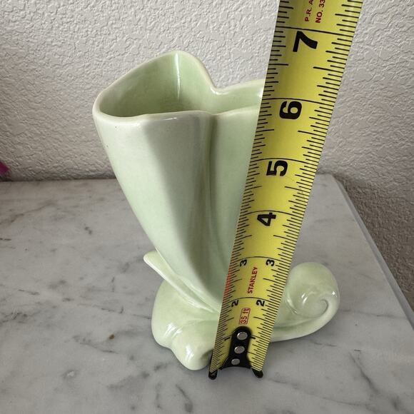 Vintage MCM Pottery Vase Satin Glossy Green Cornucopia - Picture 4 of 5